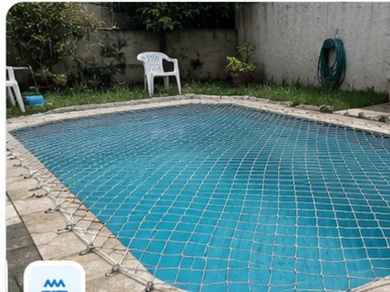 Mãe e criança ao lado de uma piscina residencial protegida por cerca de segurança