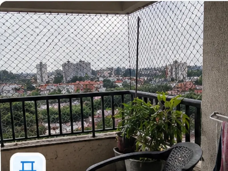 Família reunida na varanda do apartamento com rede de proteção instalada
